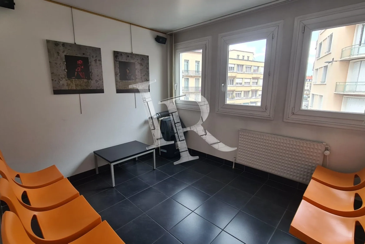 Appartement T3 spacieux au Puy-en-Velay avec vue dégagée et cave 
