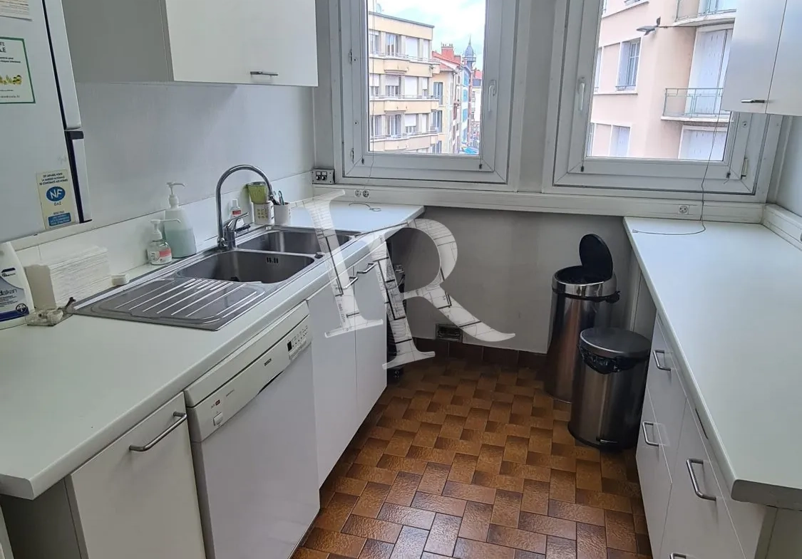 Appartement T3 spacieux au Puy-en-Velay avec vue dégagée et cave 