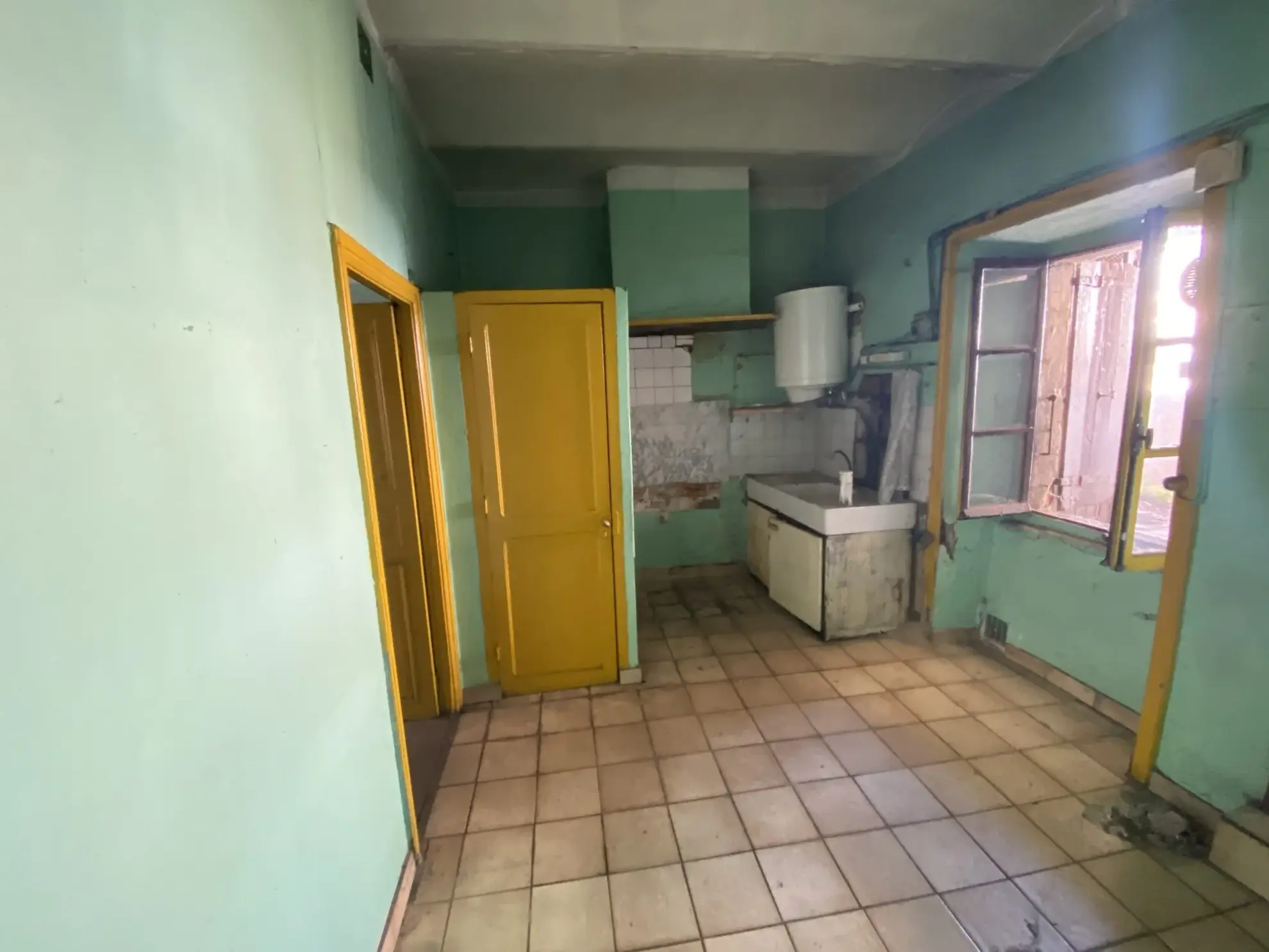 Maison à rénover de 110 m² à Pont d'Aubenas avec terrasse et cave 