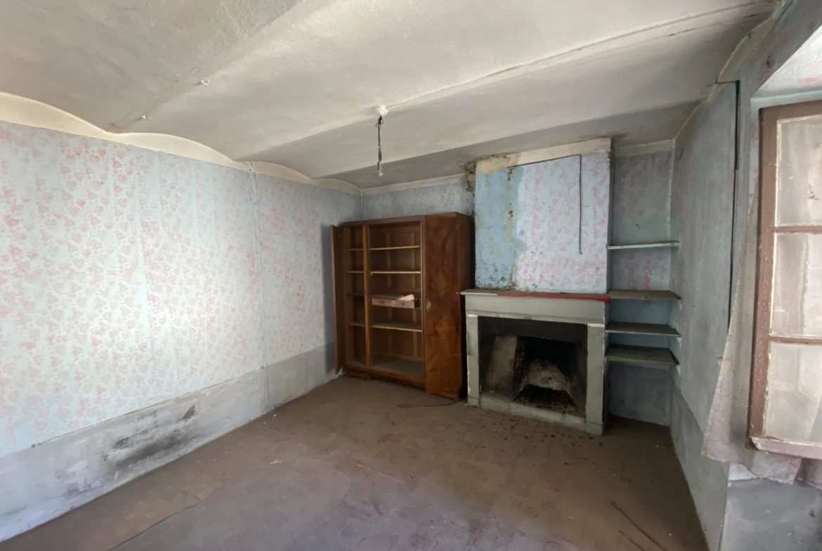 Maison à rénover de 110 m² à Pont d'Aubenas avec terrasse et cave 