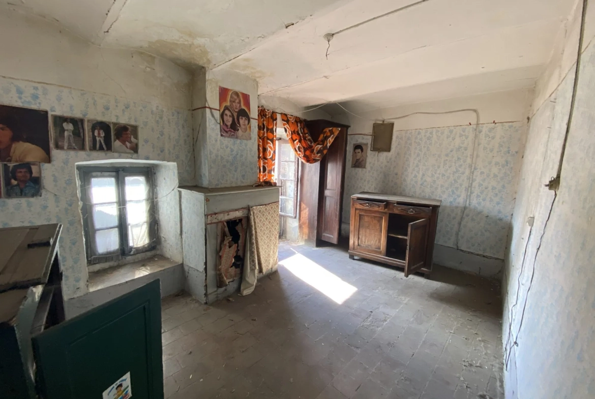 Maison à rénover de 110 m² à Pont d'Aubenas avec terrasse et cave 