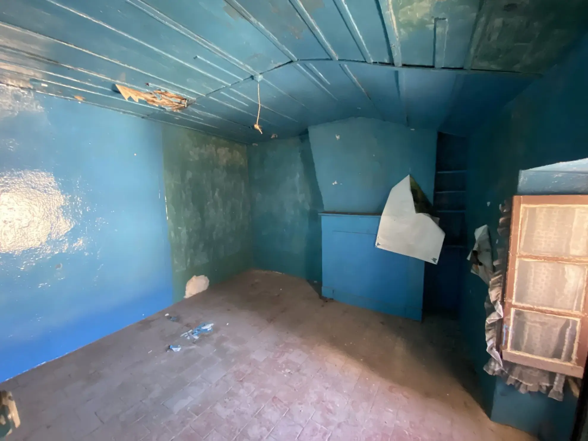 Maison à rénover de 110 m² à Pont d'Aubenas avec terrasse et cave 