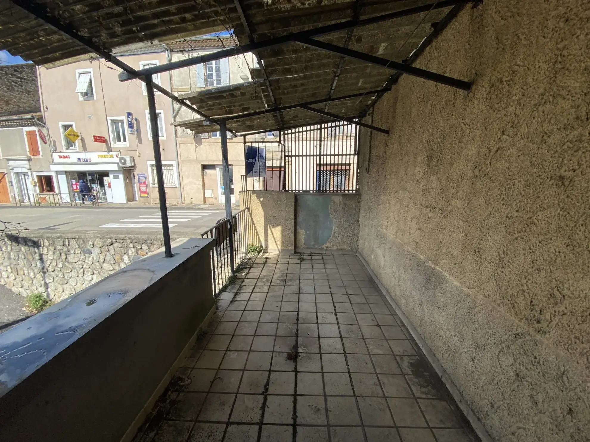 Maison à rénover de 110 m² à Pont d'Aubenas avec terrasse et cave 