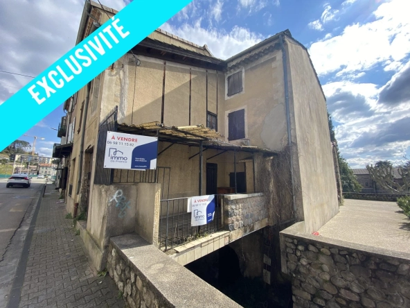 Maison à rénover de 110 m² à Pont d'Aubenas avec terrasse et cave