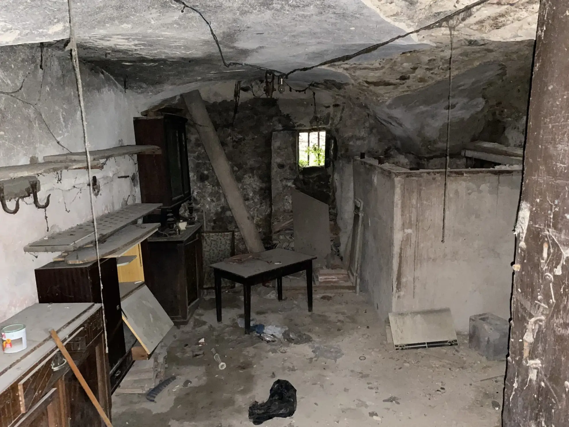 Maison à rénover de 110 m² à Pont d'Aubenas avec terrasse et cave 