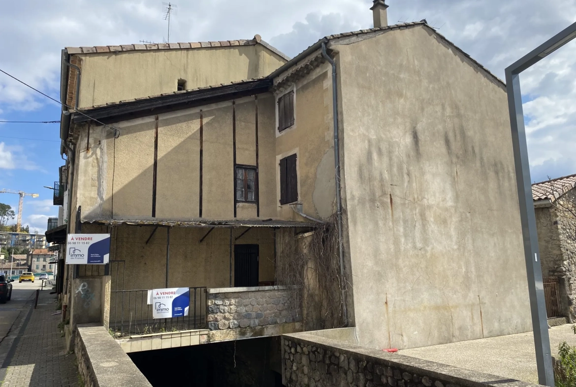 Maison à rénover de 110 m² à Pont d'Aubenas avec terrasse et cave 