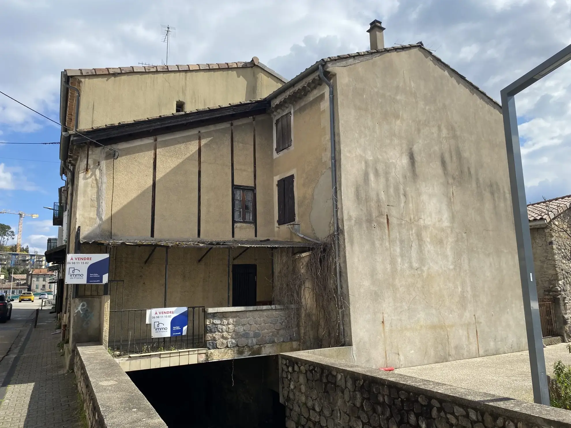 Maison à rénover de 110 m² à Pont d'Aubenas avec terrasse et cave 