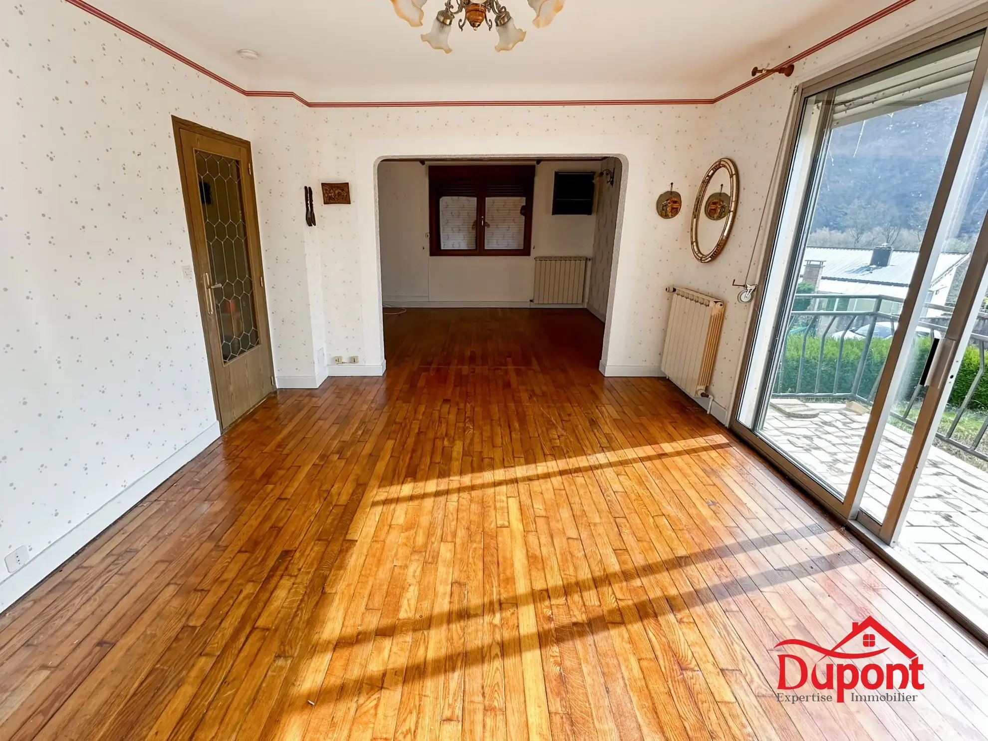 Maison à vendre à Revin avec grand terrain et potentiel de rénovation 
