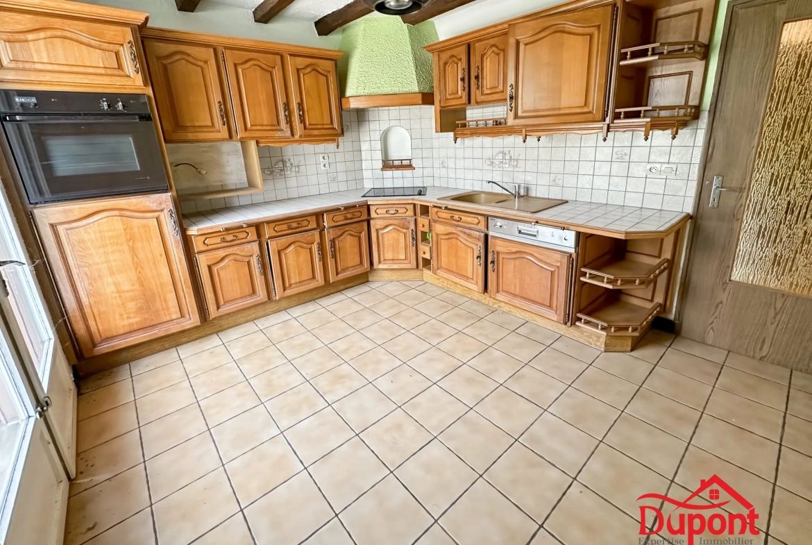 Maison à vendre à Revin avec grand terrain et potentiel de rénovation 