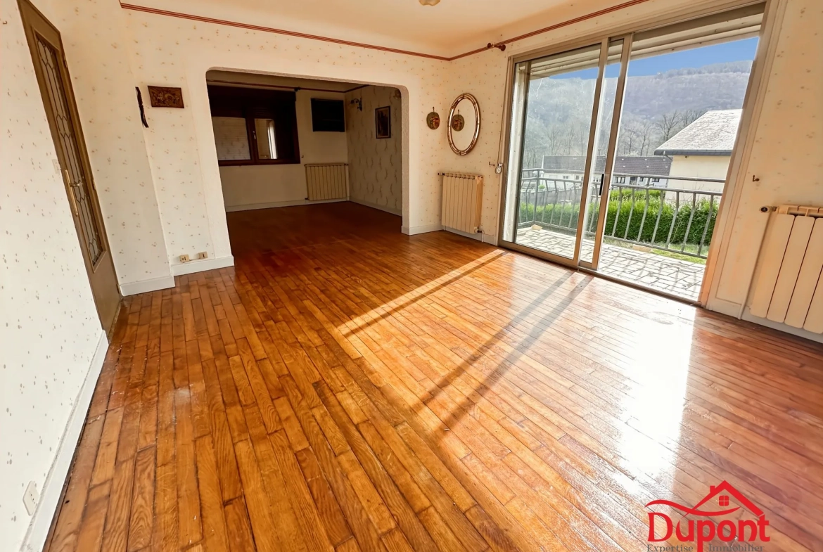 Maison à vendre à Revin avec grand terrain et potentiel de rénovation 