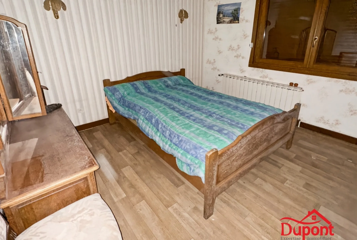 Maison à vendre à Revin avec grand terrain et potentiel de rénovation 