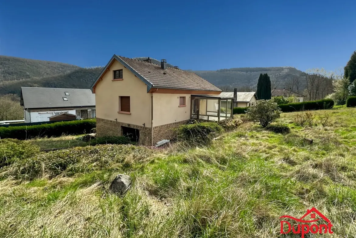 Maison à vendre à Revin avec grand terrain et potentiel de rénovation 