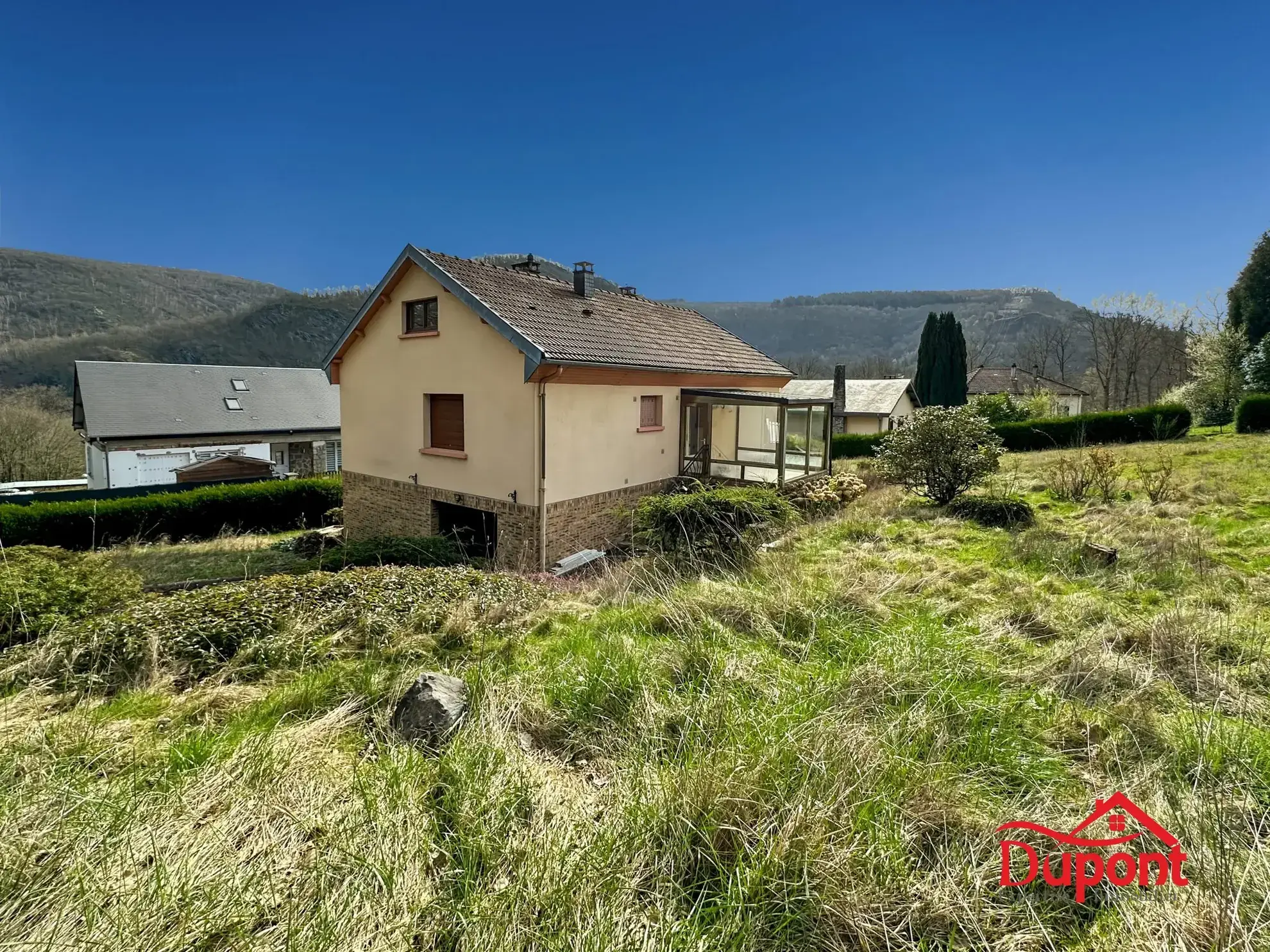 Maison à vendre à Revin avec grand terrain et potentiel de rénovation 
