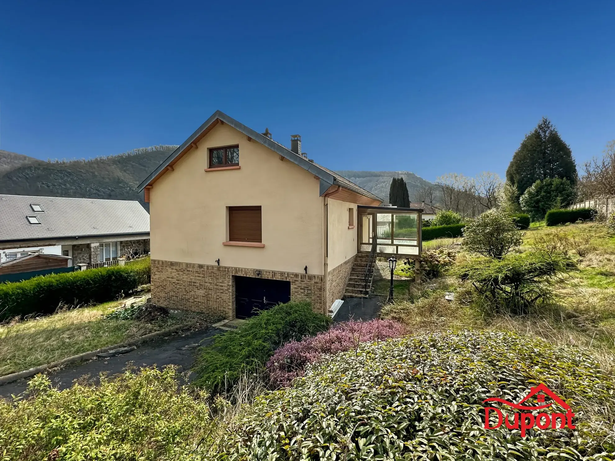 Maison à vendre à Revin avec grand terrain et potentiel de rénovation 