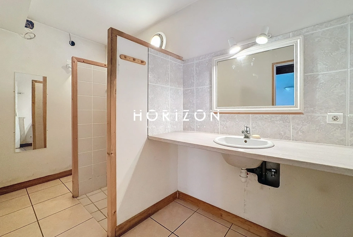 Maison de ville à Thoissey 136 m² avec jardin à rénover 