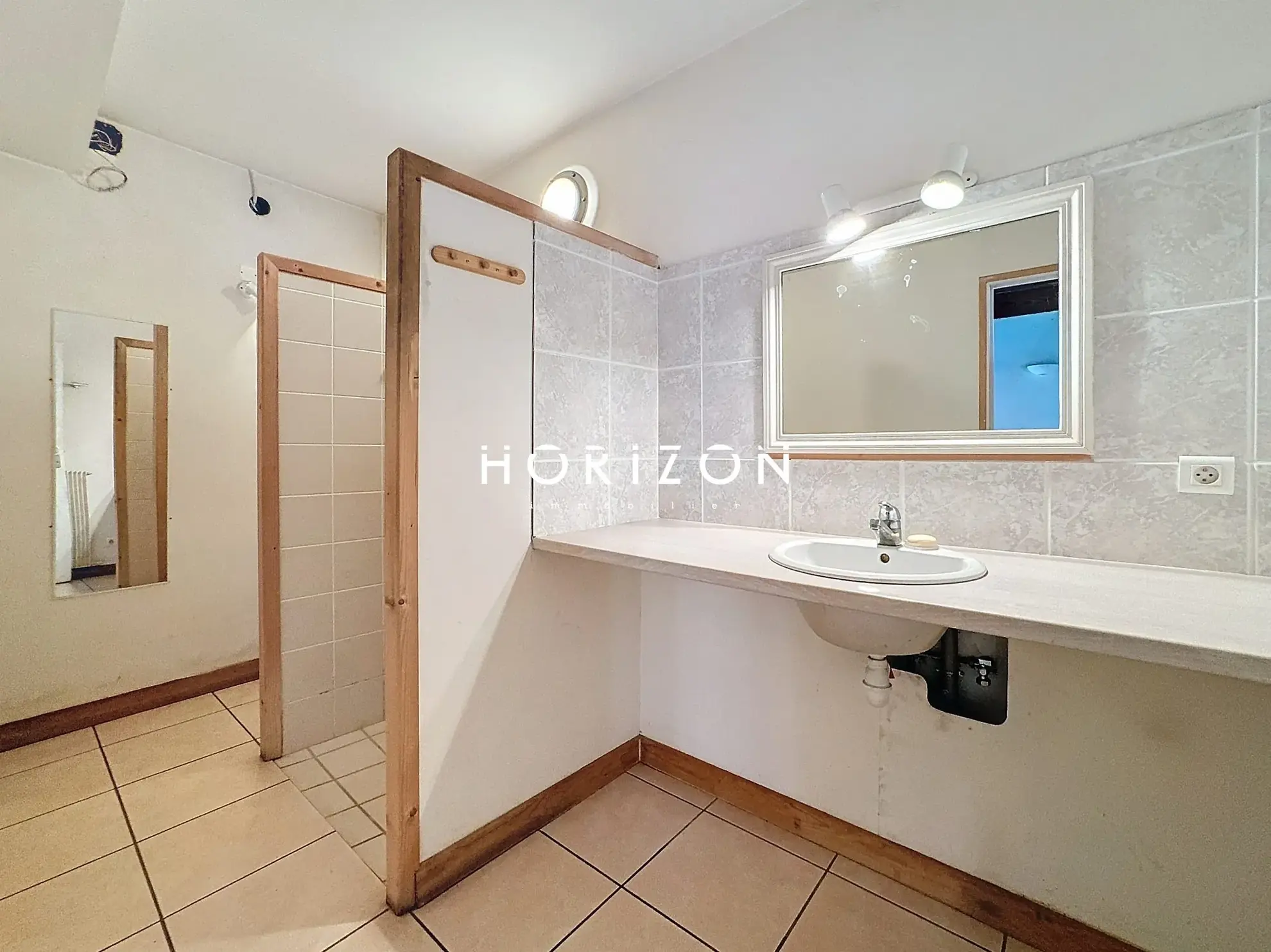 Maison de ville à Thoissey 136 m² avec jardin à rénover 