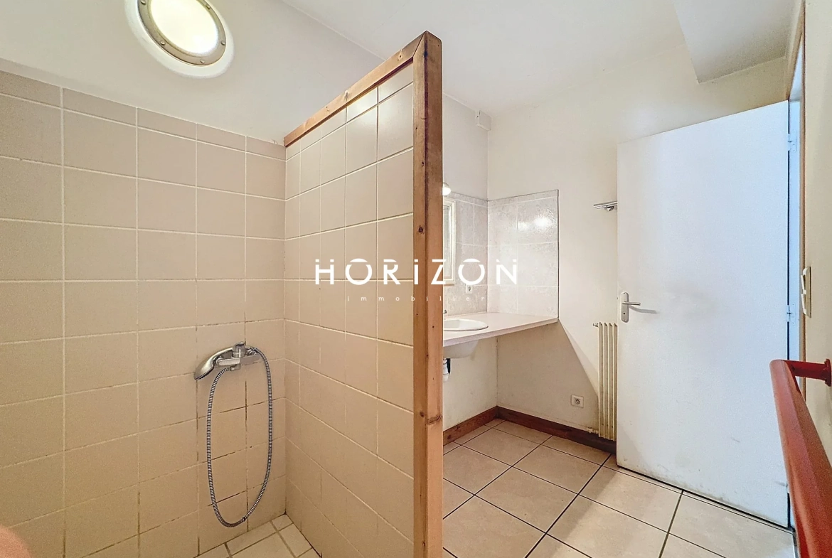 Maison de ville à Thoissey 136 m² avec jardin à rénover 