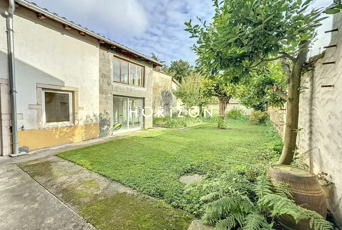 Maison de ville à Thoissey 136 m² avec jardin à rénover 