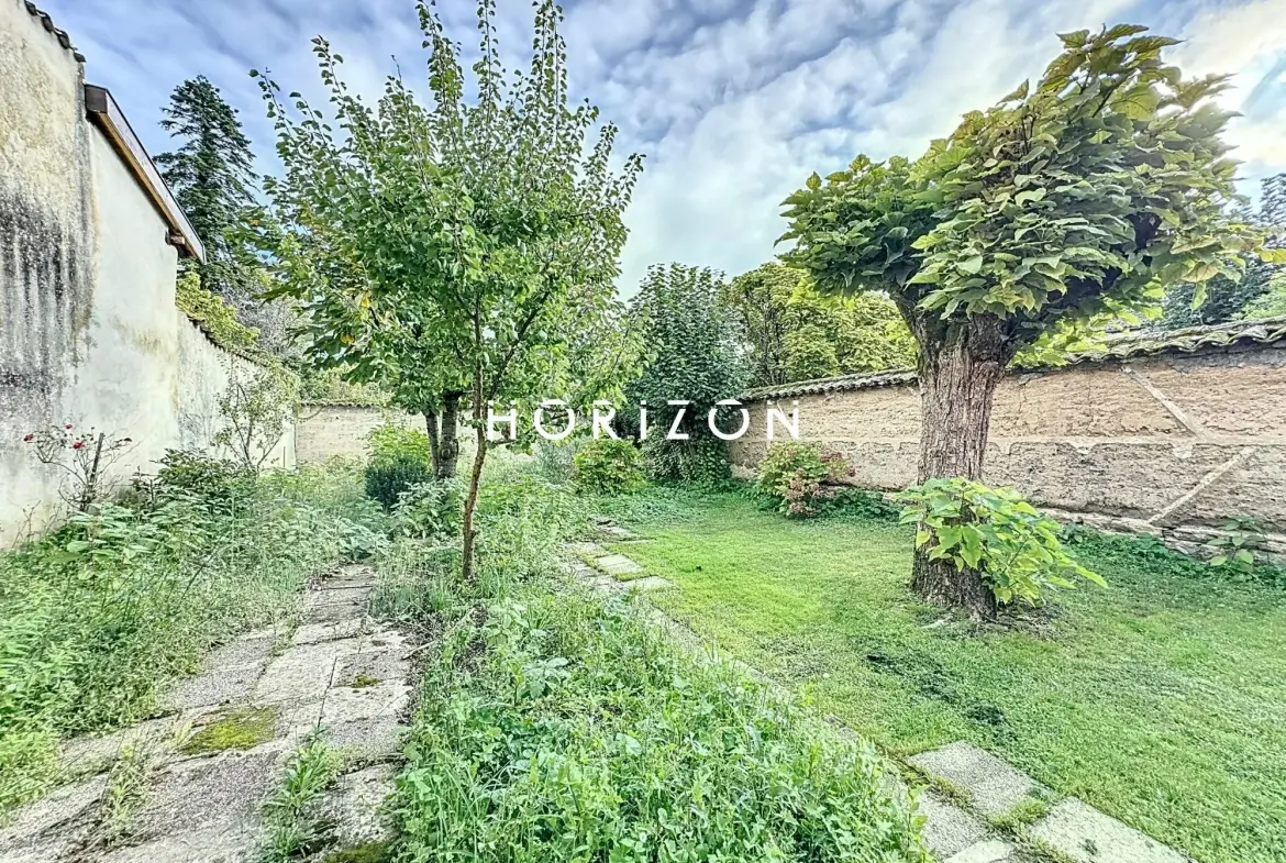 Maison de ville à Thoissey 136 m² avec jardin à rénover 