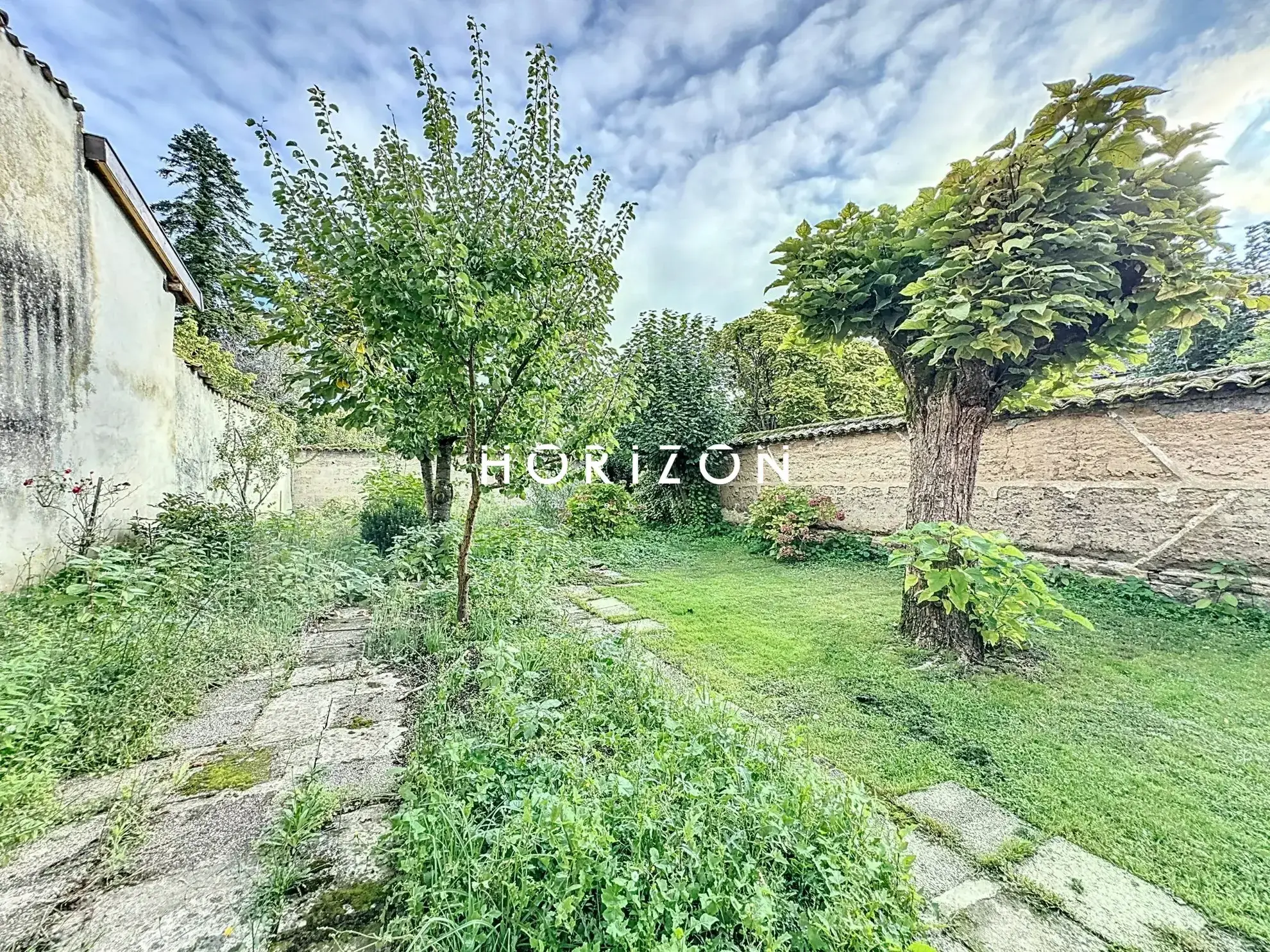 Maison de ville à Thoissey 136 m² avec jardin à rénover 