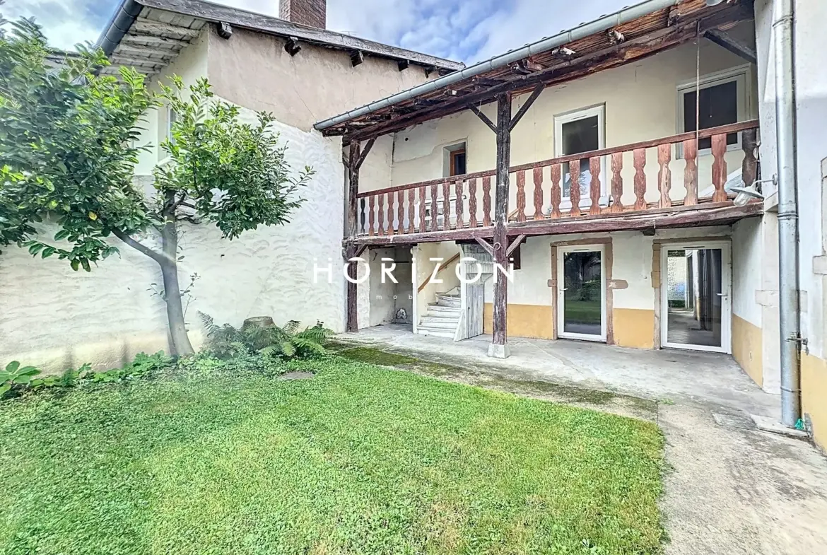 Maison de ville à Thoissey 136 m² avec jardin à rénover 