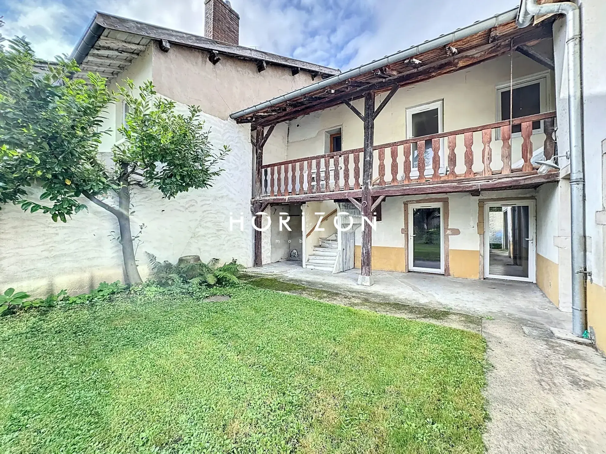 Maison de ville à Thoissey 136 m² avec jardin à rénover 