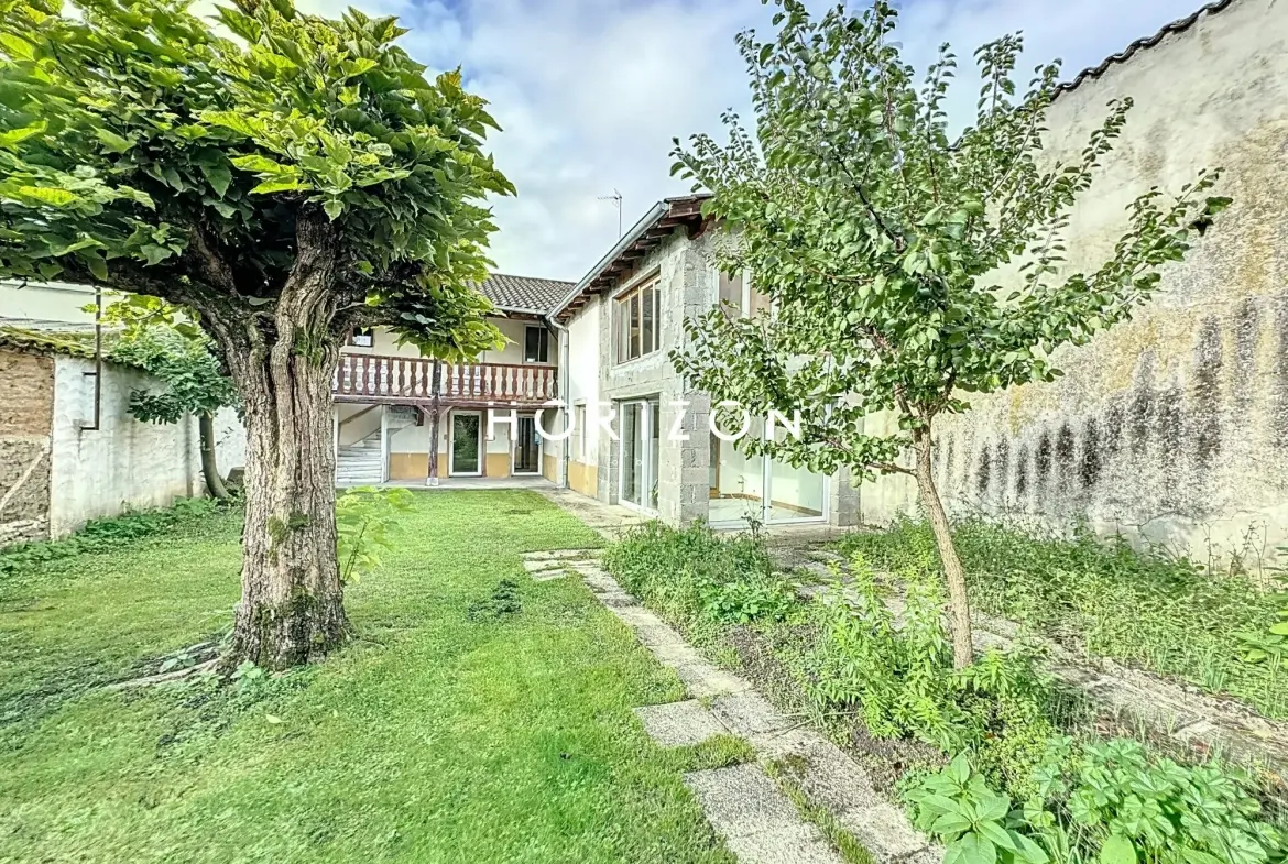 Maison de ville à Thoissey 136 m² avec jardin à rénover 