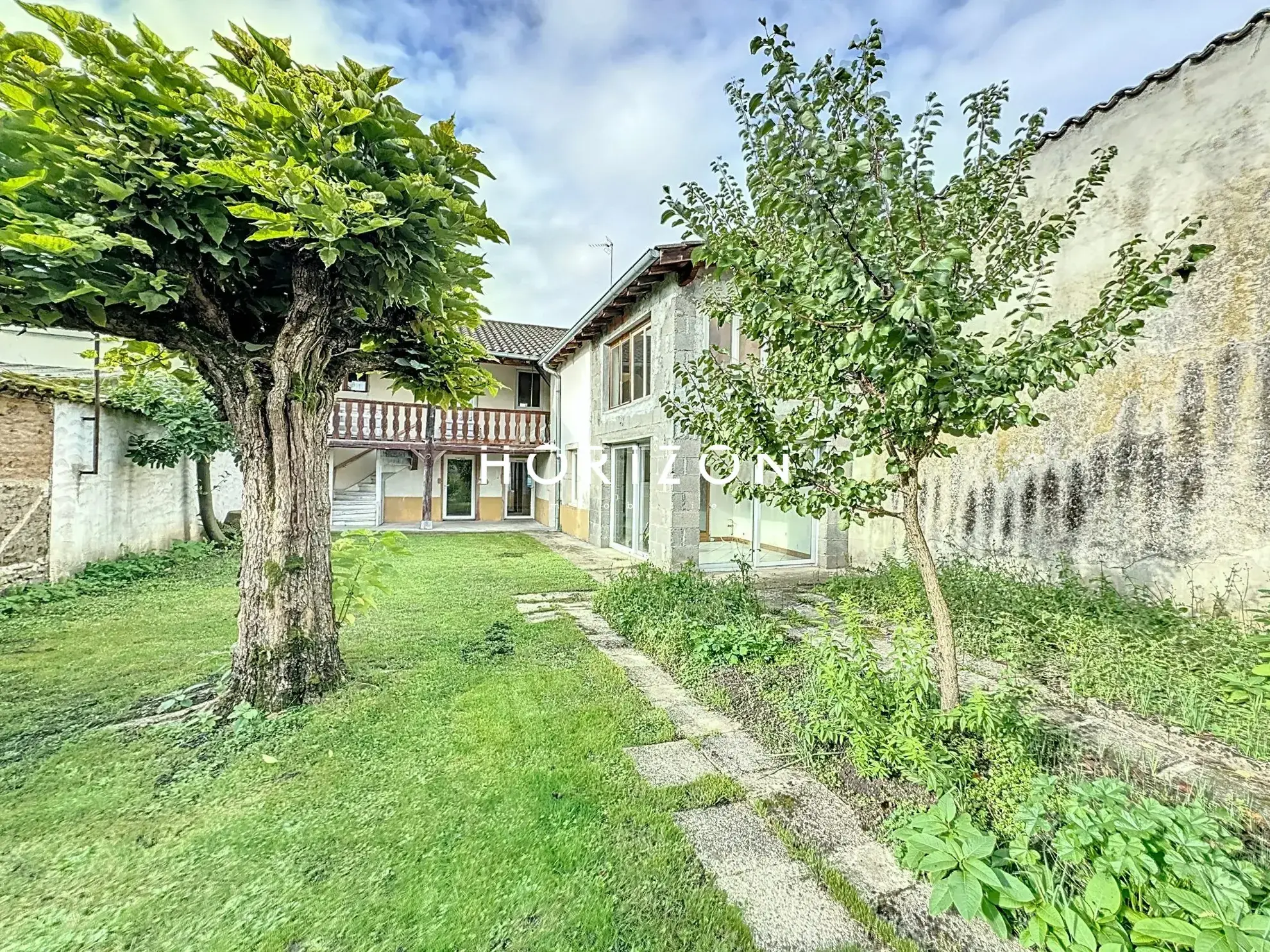 Maison de ville à Thoissey 136 m² avec jardin à rénover 