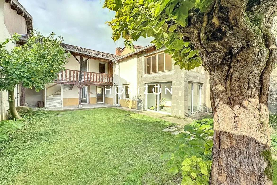 Maison de ville à Thoissey 136 m² avec jardin à rénover 