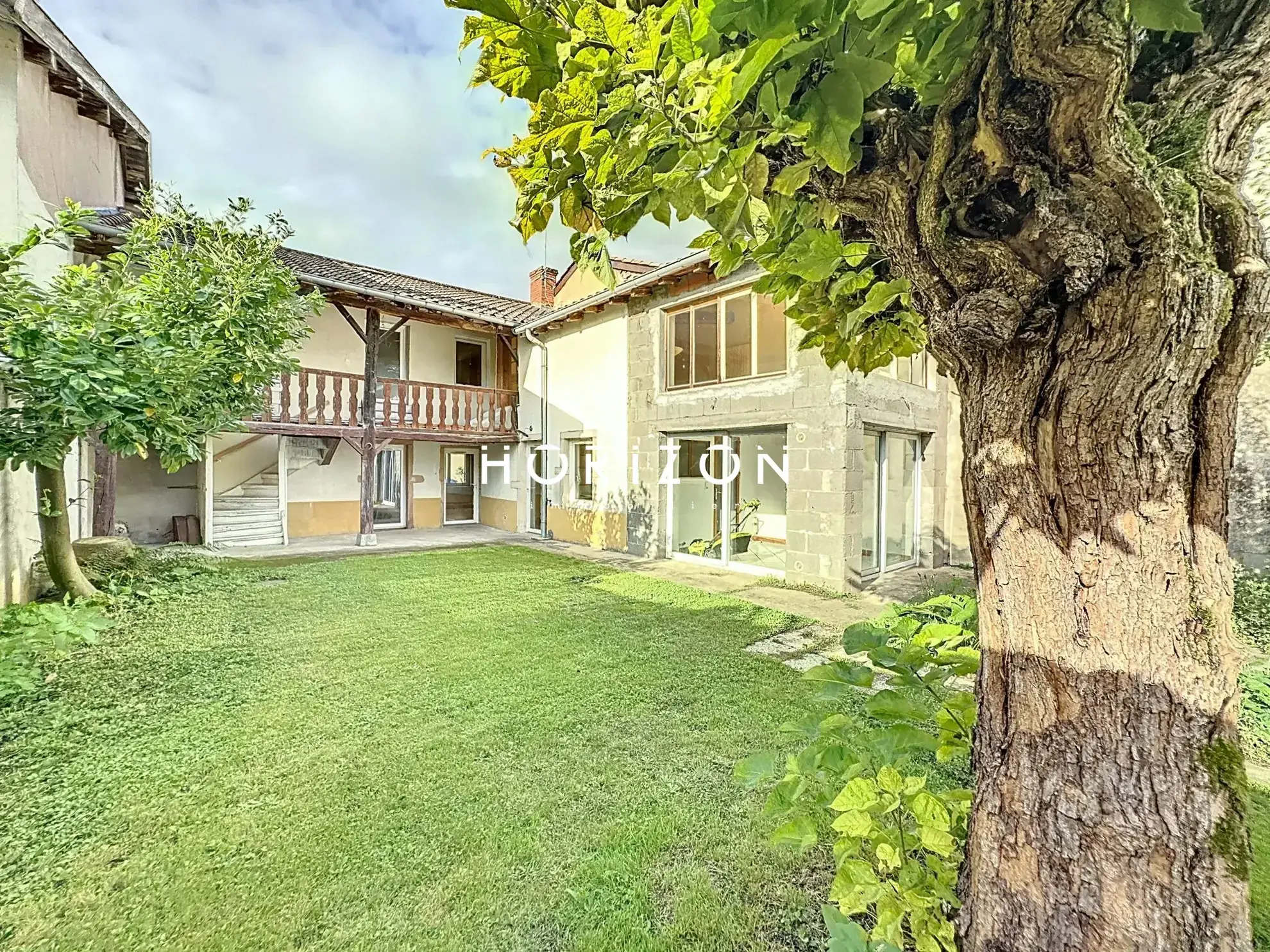 Maison de ville à Thoissey 136 m² avec jardin à rénover 