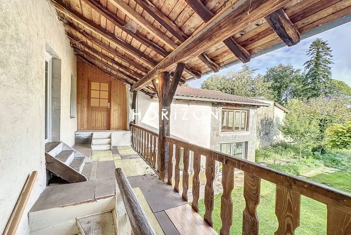 Maison de ville à Thoissey 136 m² avec jardin à rénover 