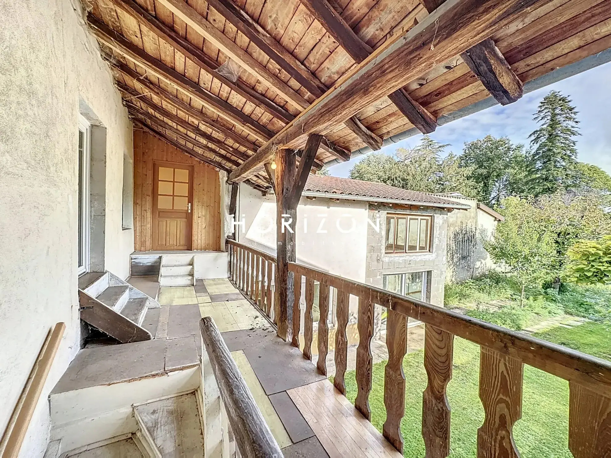 Maison de ville à Thoissey 136 m² avec jardin à rénover 
