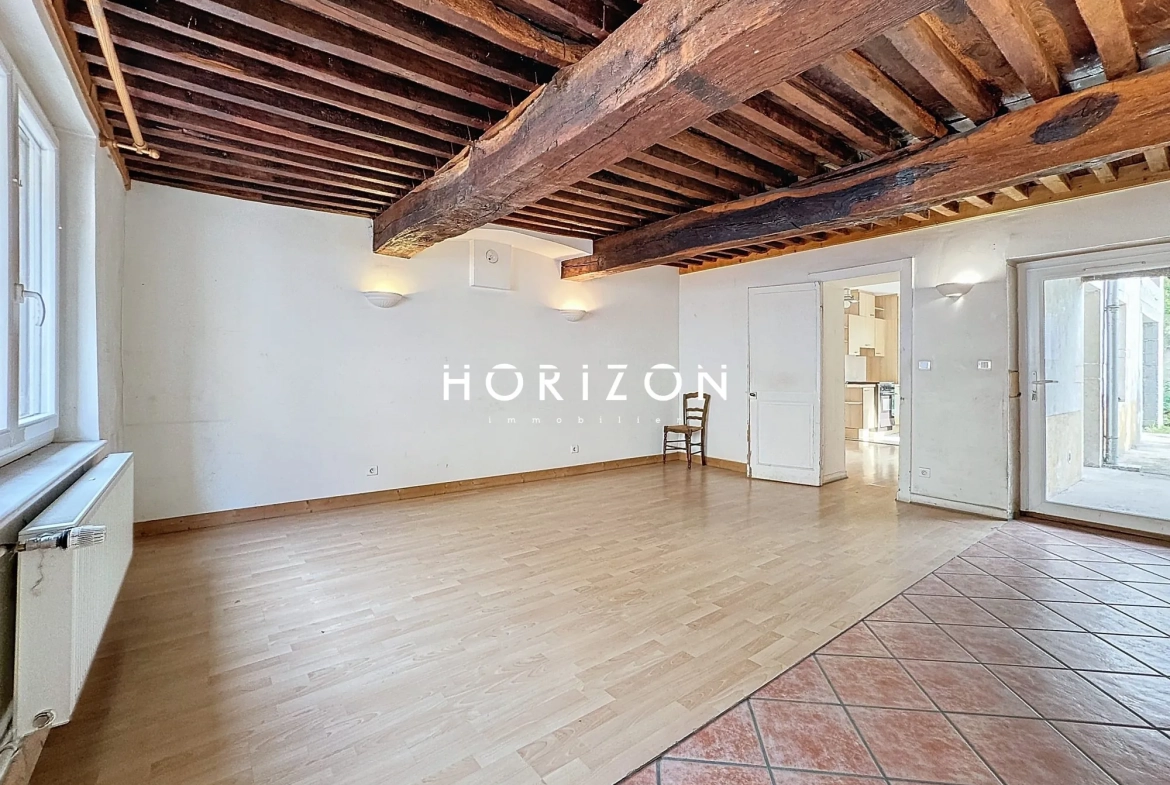 Maison de ville à Thoissey 136 m² avec jardin à rénover 
