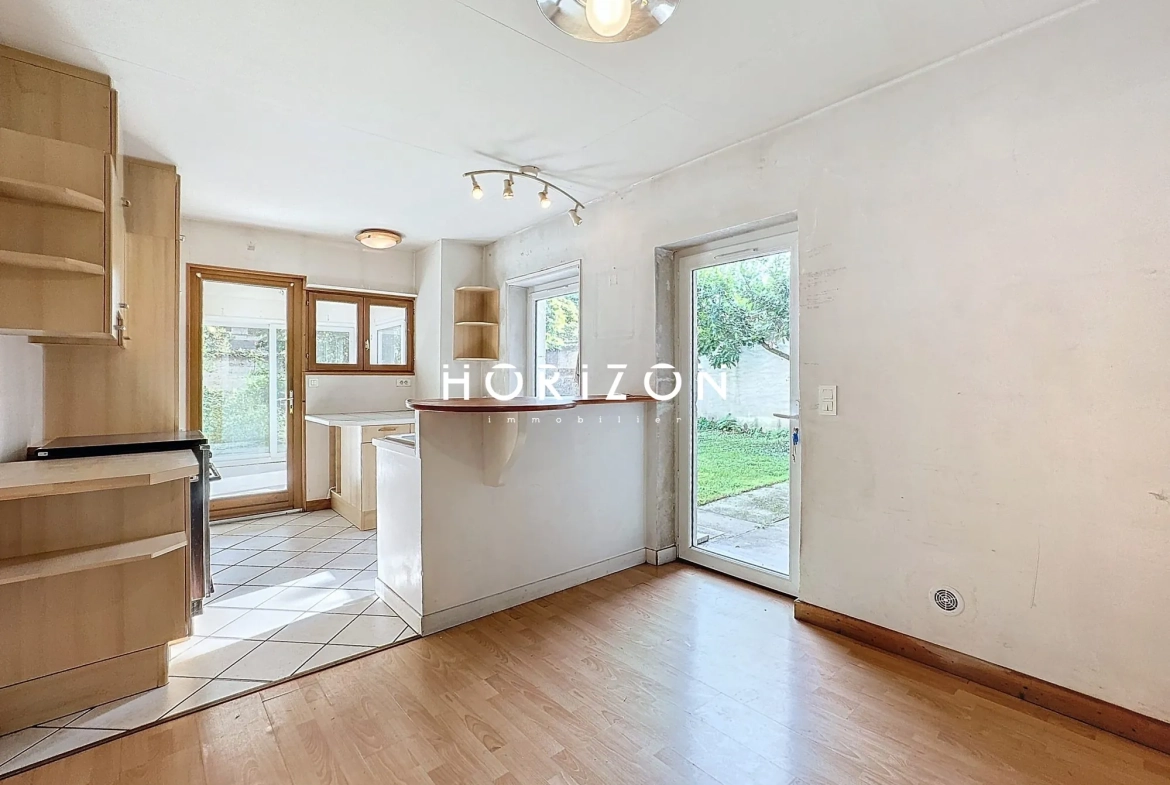 Maison de ville à Thoissey 136 m² avec jardin à rénover 