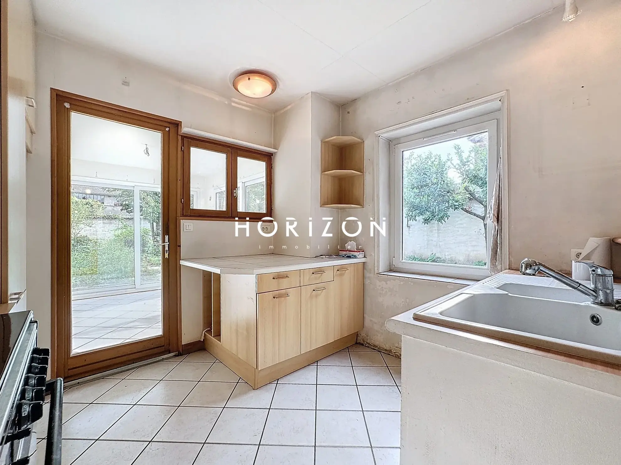 Maison de ville à Thoissey 136 m² avec jardin à rénover 