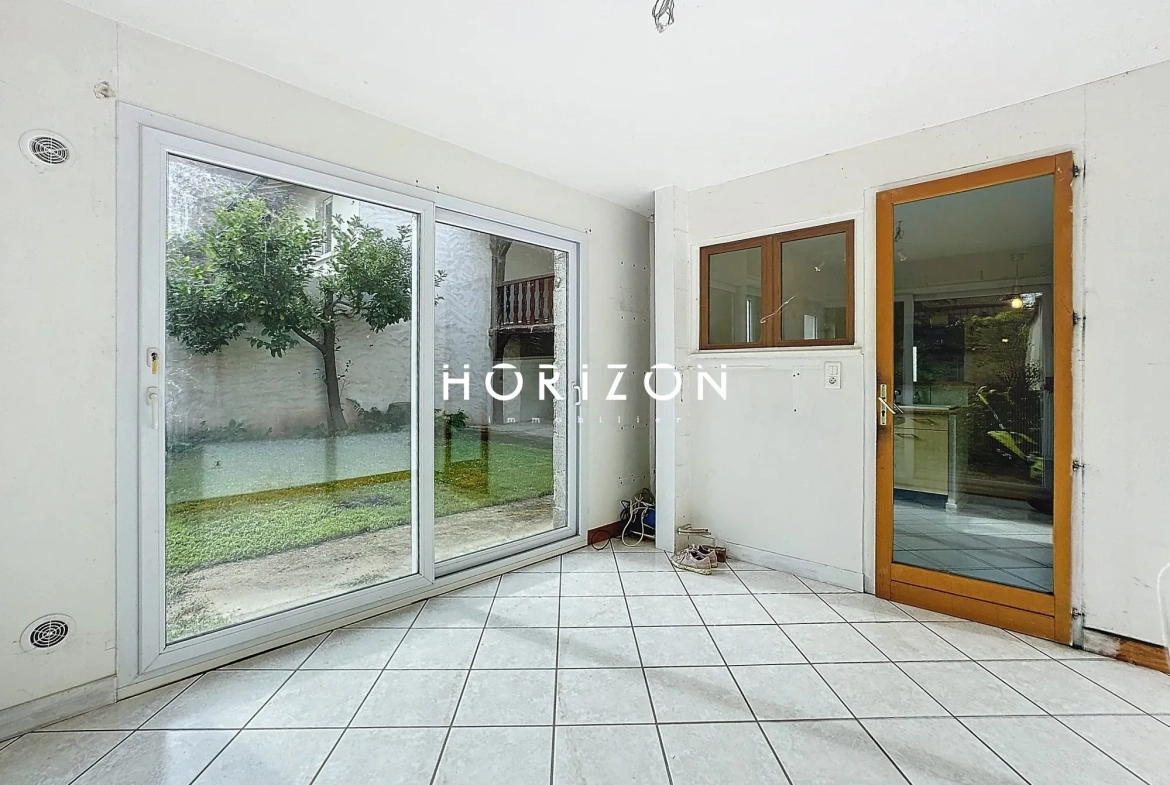 Maison de ville à Thoissey 136 m² avec jardin à rénover 