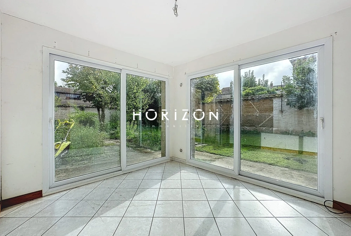Maison de ville à Thoissey 136 m² avec jardin à rénover 