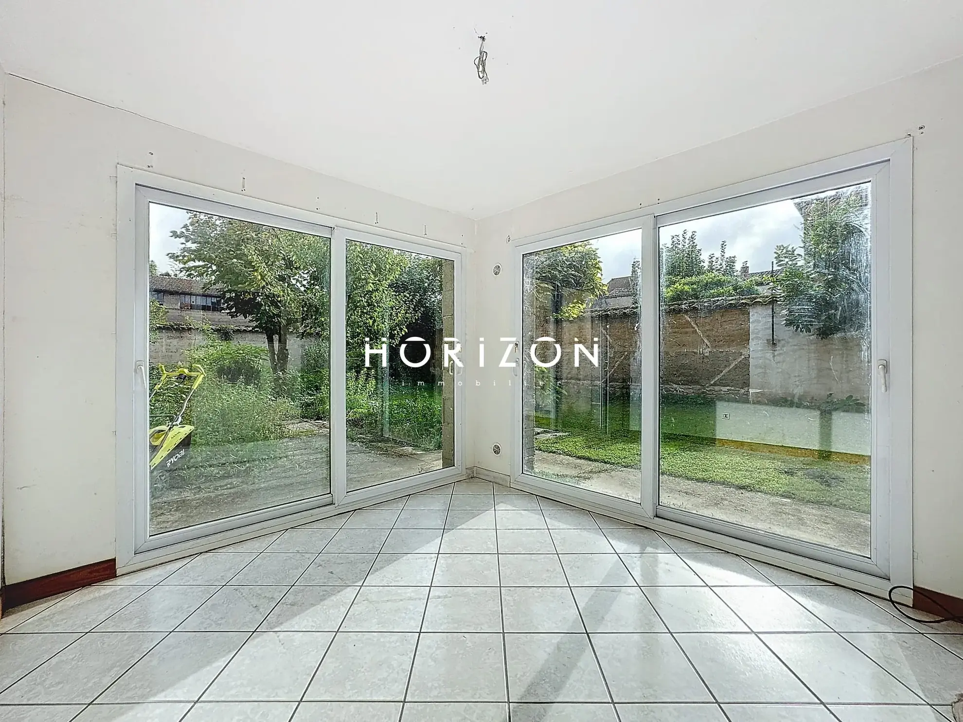 Maison de ville à Thoissey 136 m² avec jardin à rénover 