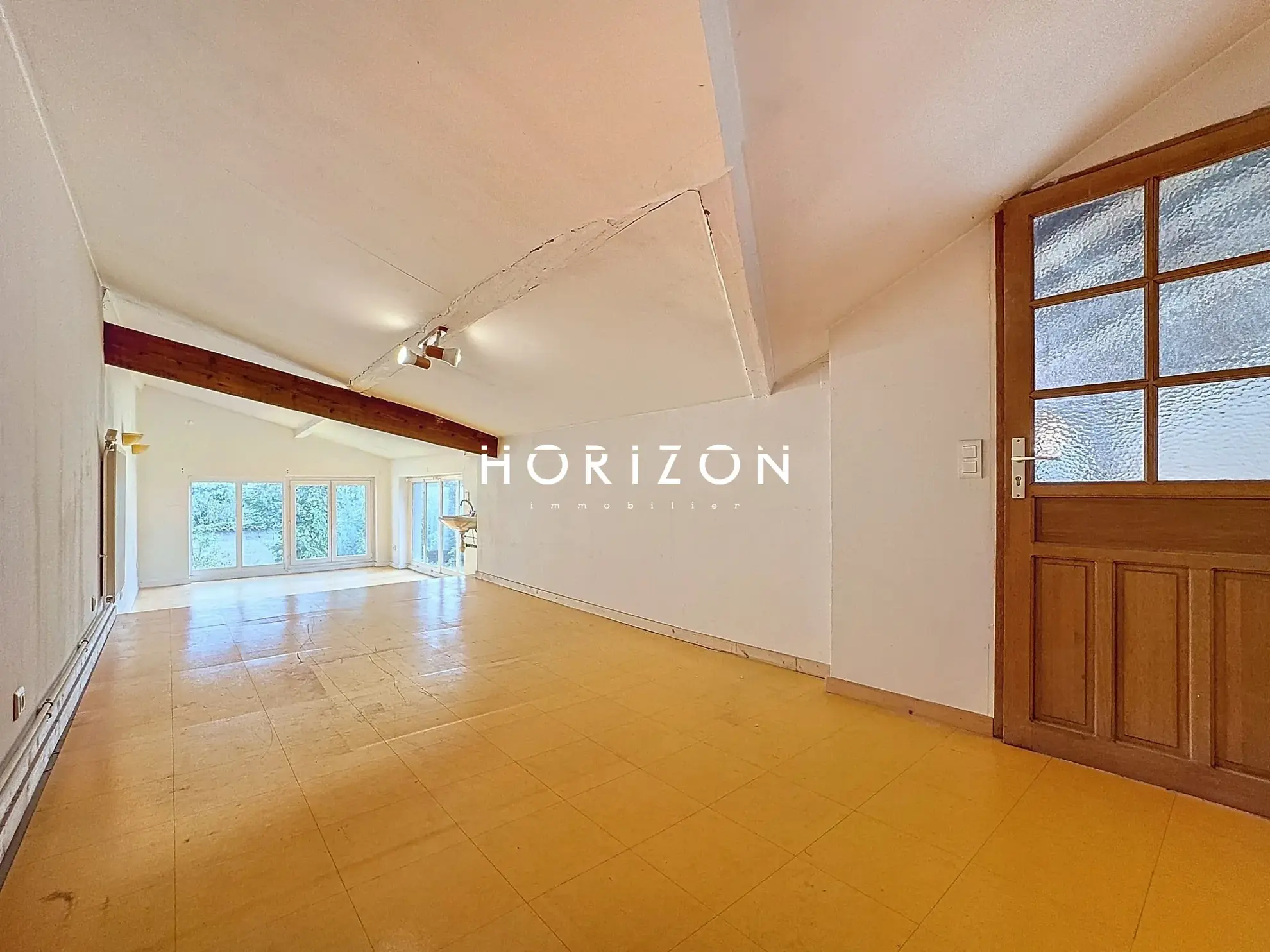 Maison de ville à Thoissey 136 m² avec jardin à rénover 