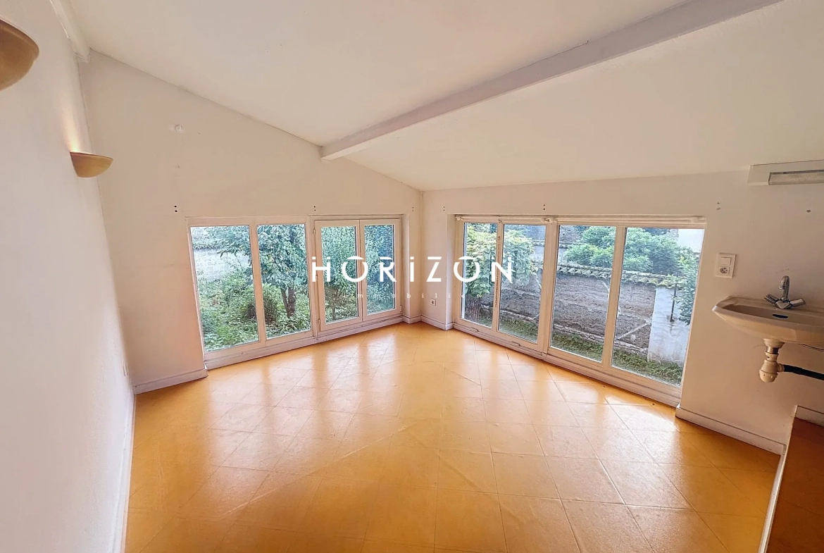 Maison de ville à Thoissey 136 m² avec jardin à rénover 