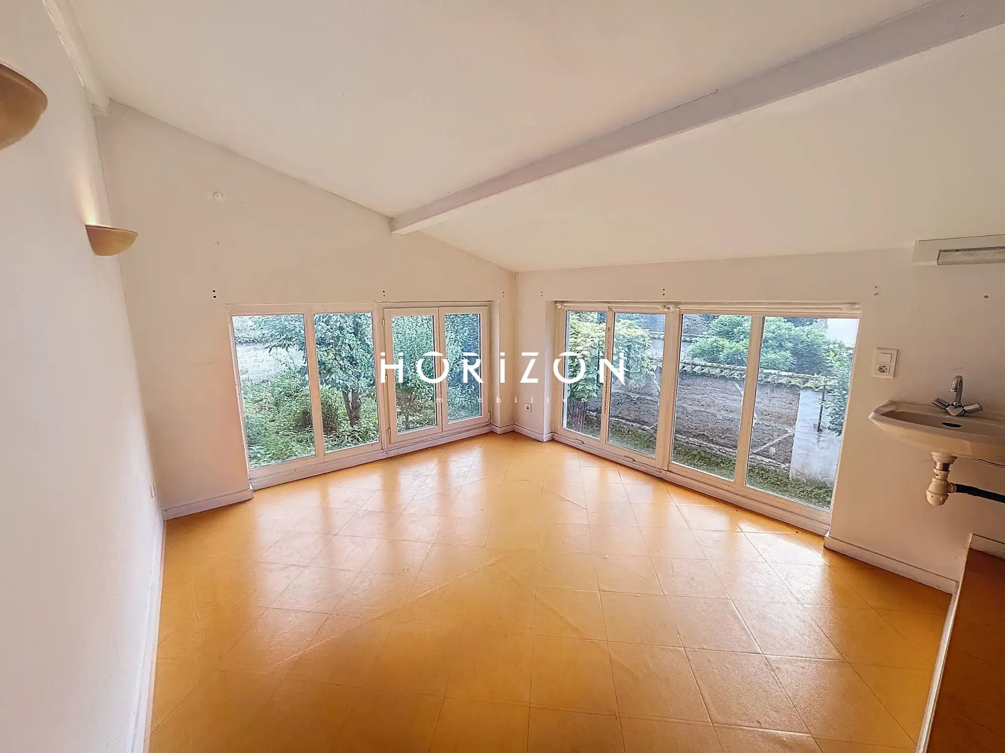 Maison de ville à Thoissey 136 m² avec jardin à rénover 