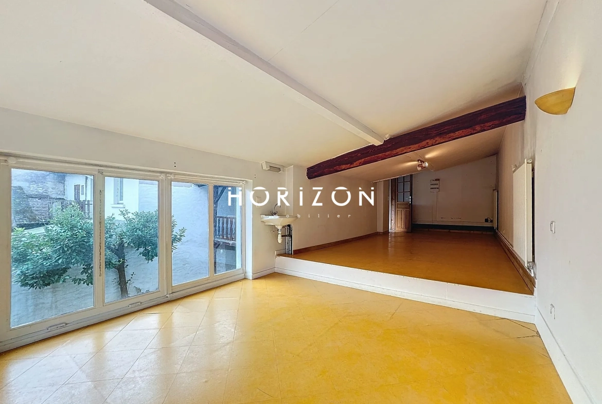Maison de ville à Thoissey 136 m² avec jardin à rénover 