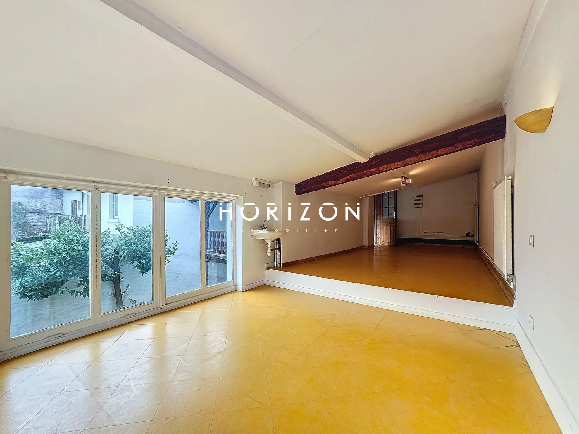 Maison de ville à Thoissey 136 m² avec jardin à rénover 
