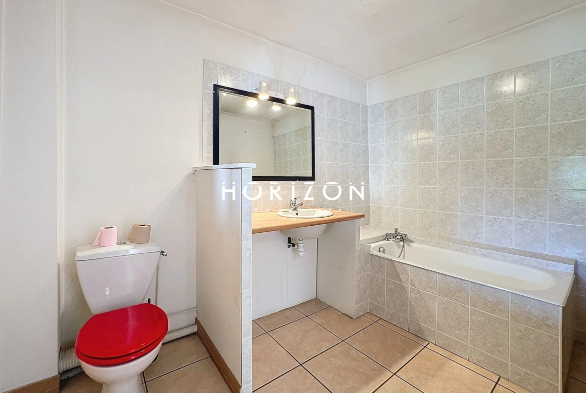Maison de ville à Thoissey 136 m² avec jardin à rénover 