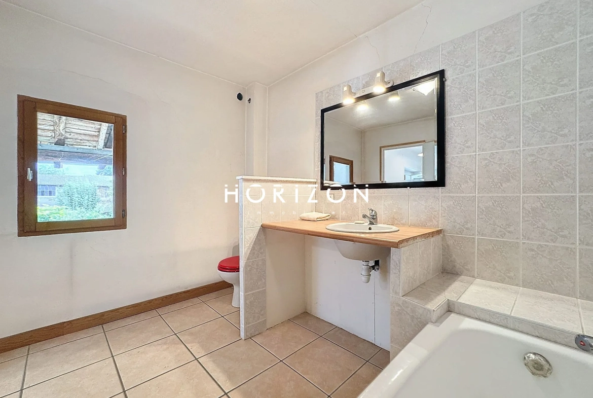 Maison de ville à Thoissey 136 m² avec jardin à rénover 