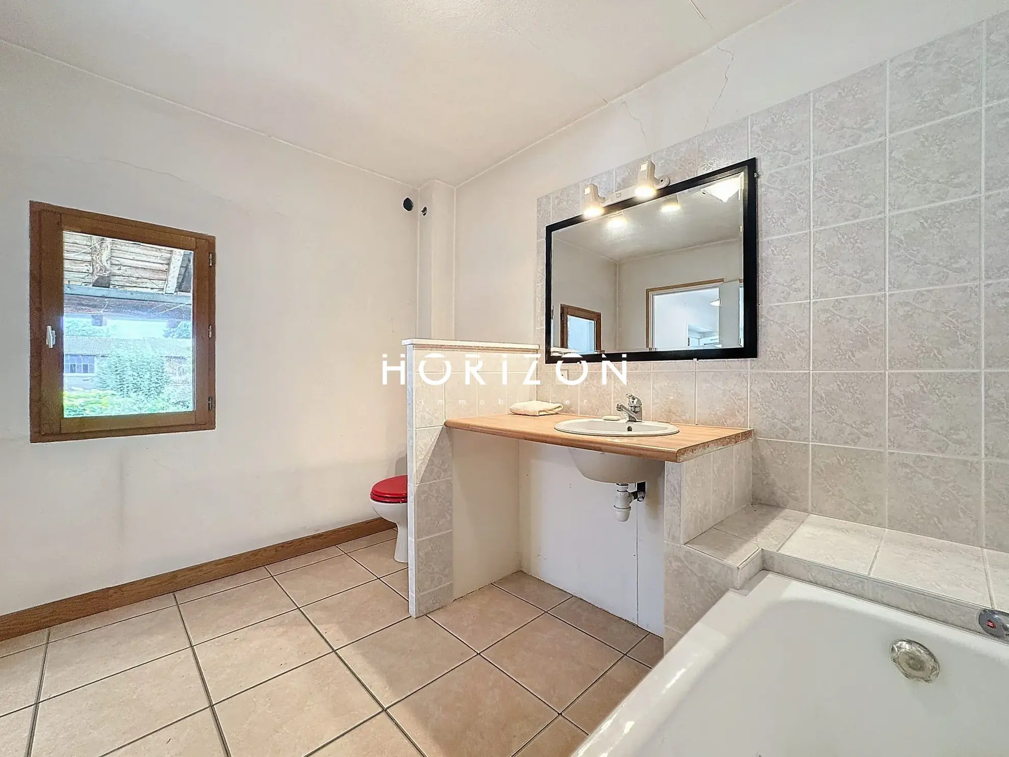 Maison de ville à Thoissey 136 m² avec jardin à rénover 
