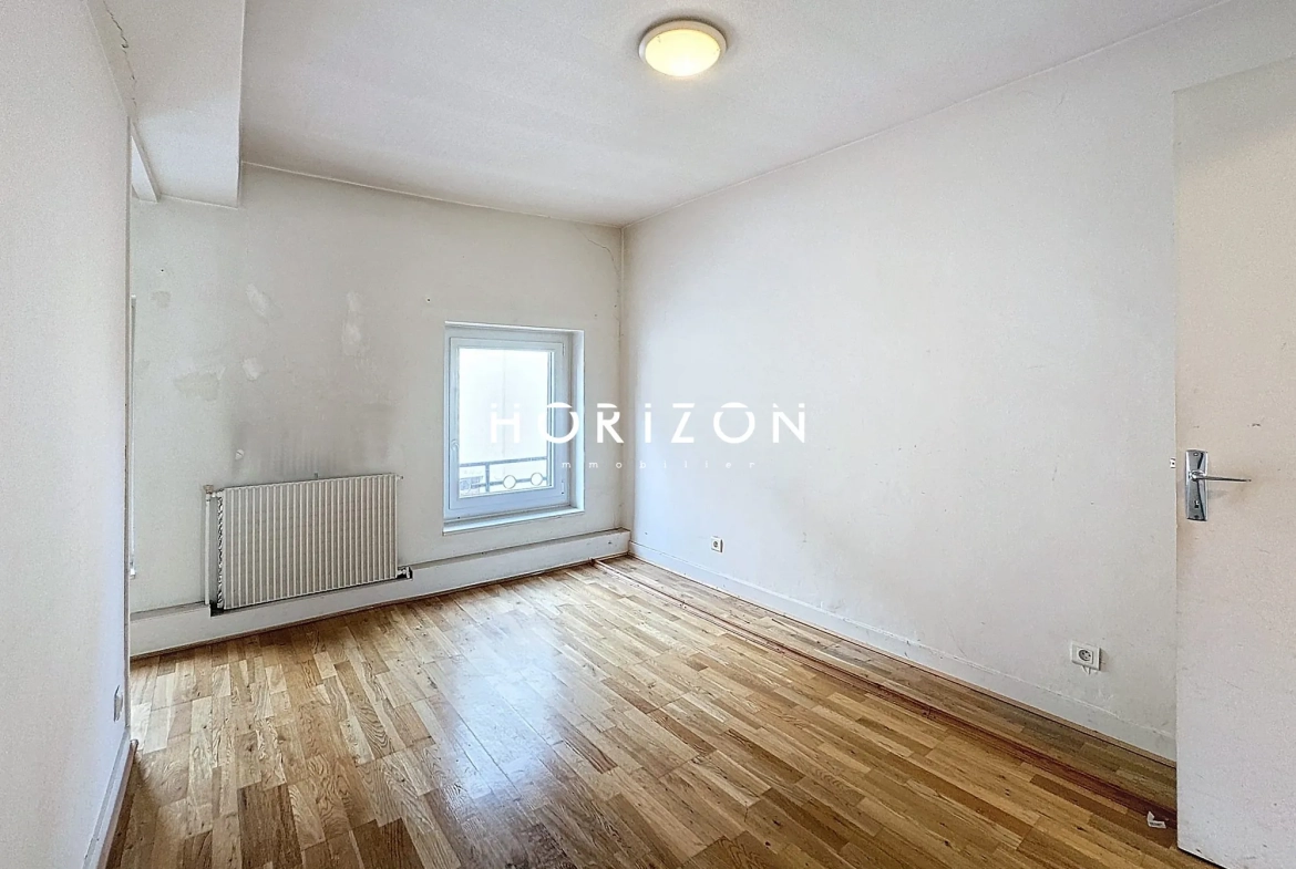 Maison de ville à Thoissey 136 m² avec jardin à rénover 