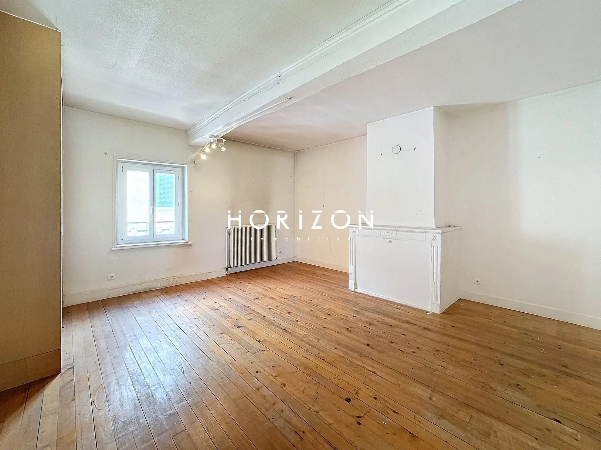Maison de ville à Thoissey 136 m² avec jardin à rénover 