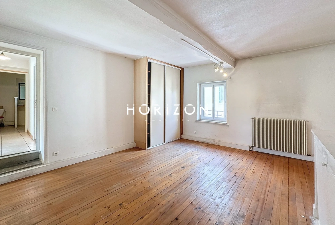 Maison de ville à Thoissey 136 m² avec jardin à rénover 