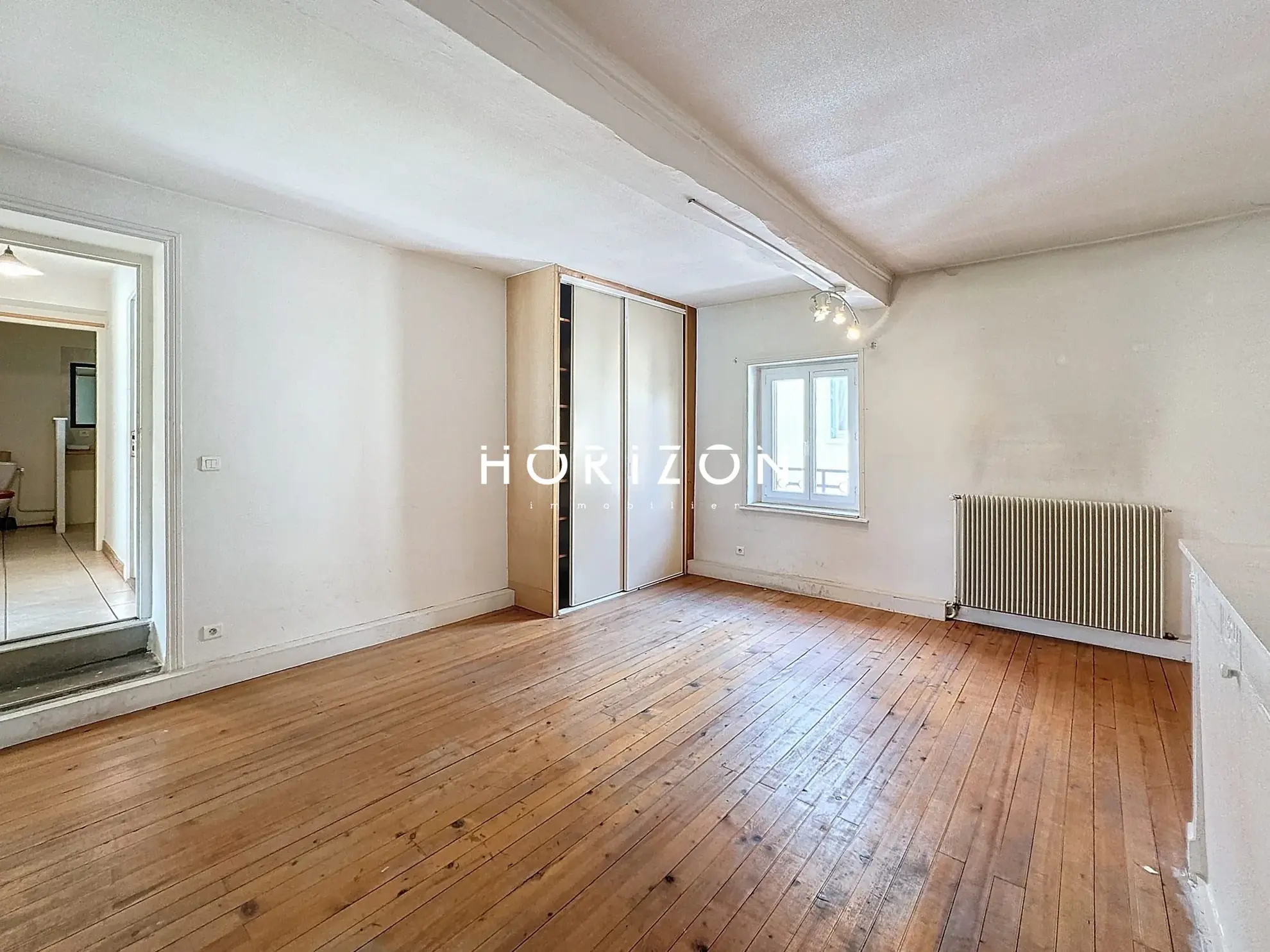 Maison de ville à Thoissey 136 m² avec jardin à rénover 